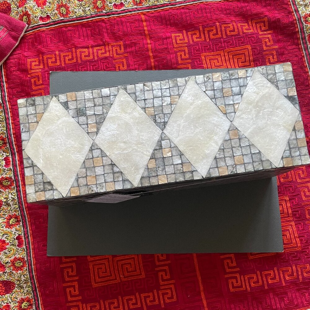 NWT capiz shell handcrafted box with lid by Nicole Miller